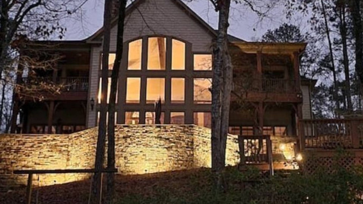 Wedowee House | Windows on Wedowee: Lakefront Luxury Private 4 BR/3.5 BA House w/2-Level Dock