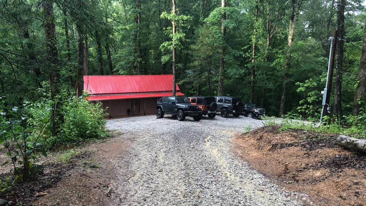 Clinton Cabin | WINDROCK CABIN THAT IS 5 MINUTES AWAY FROM GENERAL STORE AND TRAIL HEADS BEAUTY!