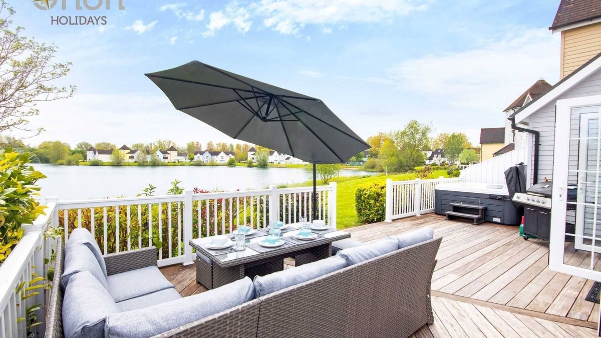 South Cerney House | Windrush Lake 41, Kingfisher House