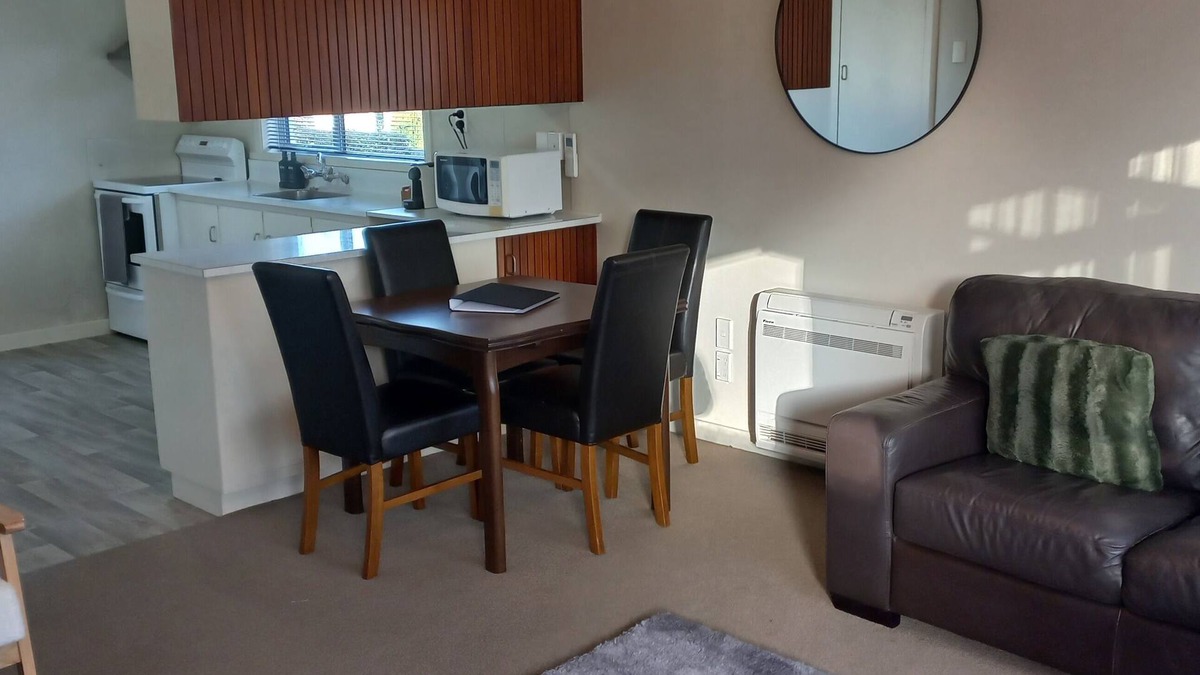 Invercargill House | Windsor Garden EscapenOpposite the beautiful Queens Park