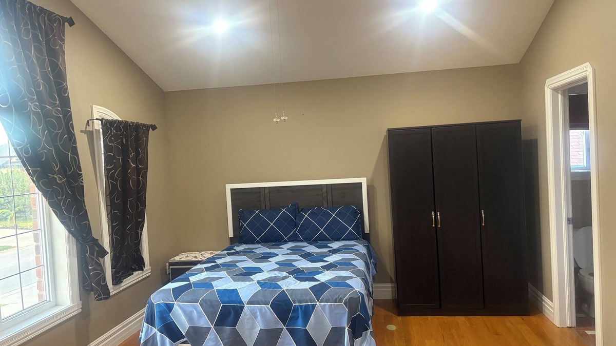 Woodslee House | Windsor home Room 4 free parking with high-speed Wifi
