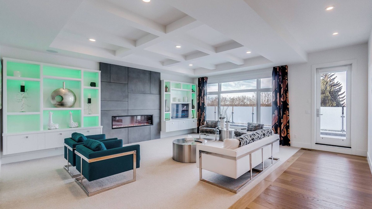 Edmonton House | Windsor - Luxury Mansion King Bed & Heated garage