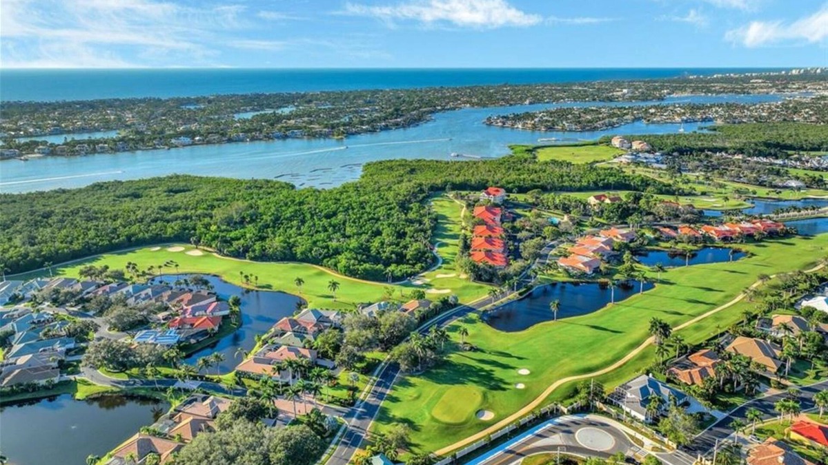 East Naples Villa | Windstar an exlusive community on Naples Bay! Well appointed 3 bed 2 bath villa