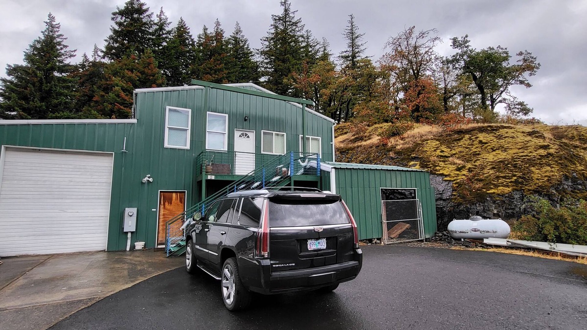 Cascade Locks House | Windsurfing Hiking Columbia River Gorge Bridge of the Gods - Cascade Locks
