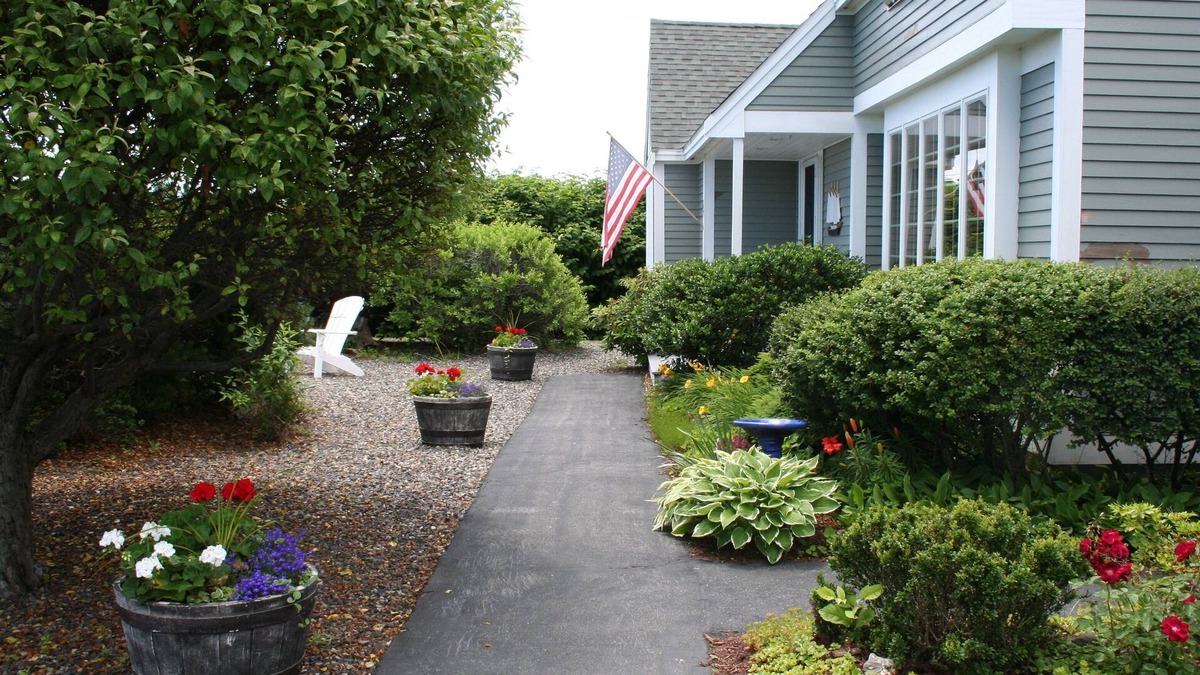 York Harbor Apartment | Windswept-An adorable apartment across from the beach