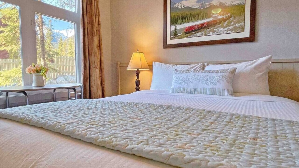 Cougar Creek Condo | Windtower lodge QenBed Suite/Heated UGParking