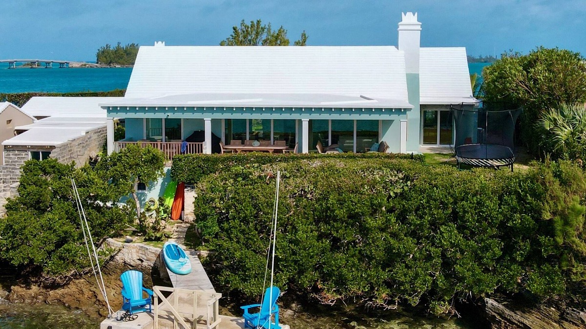 Sandys House | Windward Mark - Newly Renovated & Surrounded By Water
