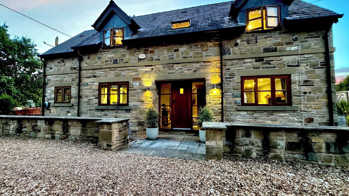 Hollingworth Cottage | WINDYRIDGE, pet friendly, character holiday cottage in Marple Bridge