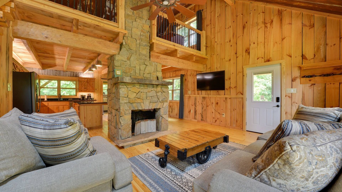 Olin Cottage | Wine Country Cottage w/Fire Pit in Olin!