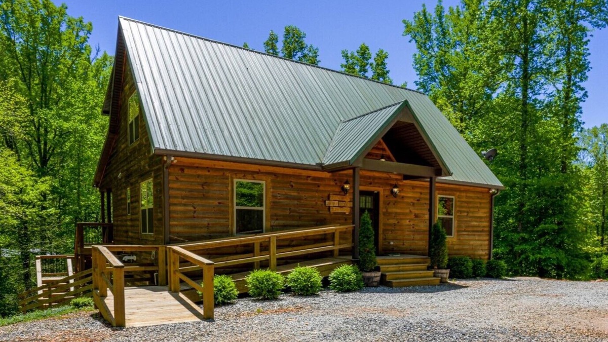 Dahlonega Cabin | Wine Country Retreat-Covered Deck/HotTub/Fire Pit/Playground/Games Galore!