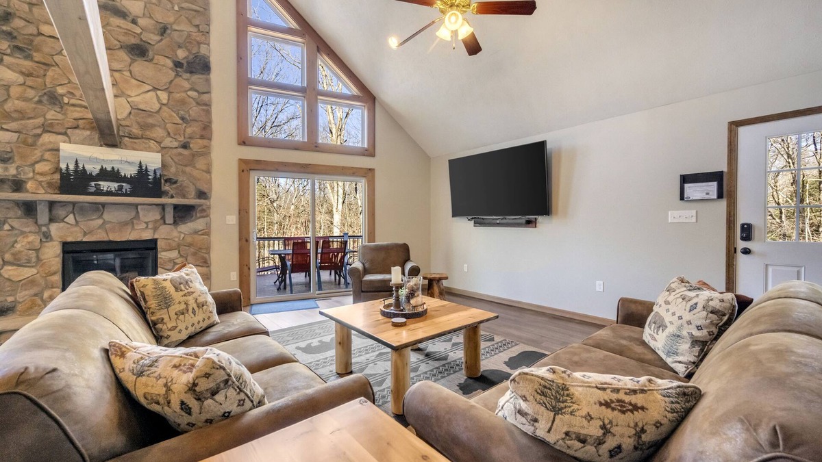 Albrightsville House | "Wine Down" Close to JFBB Skiing, Community Pool, Lake, Beach, Private Hot Tub, Grill, Pool Table