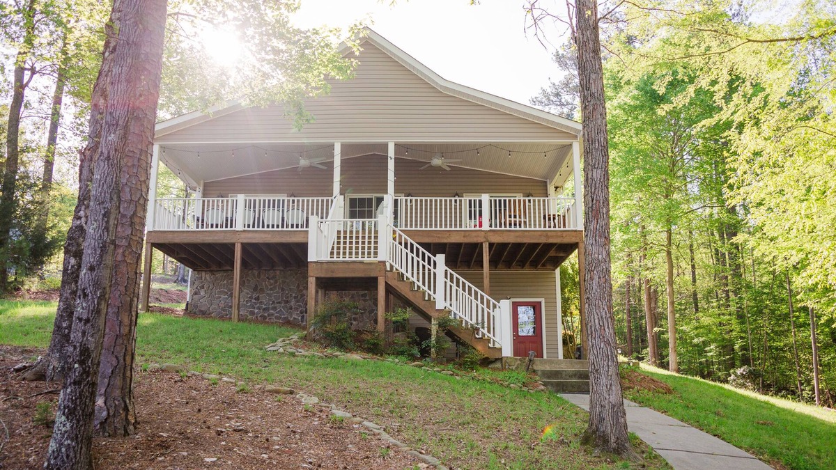 Leasburg Cottage | Wine Down in 5BR Lake Front Home at Hyco Lake