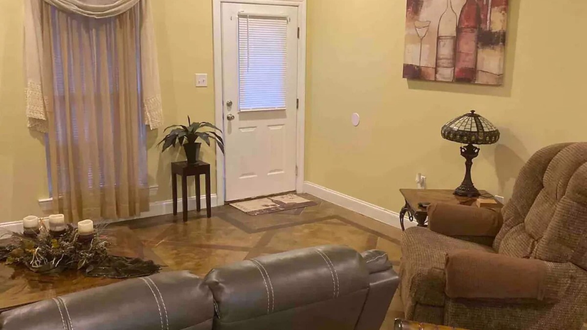 Ponchatoula House | “Wine Down” in our beautiful wine themed townhome.nn