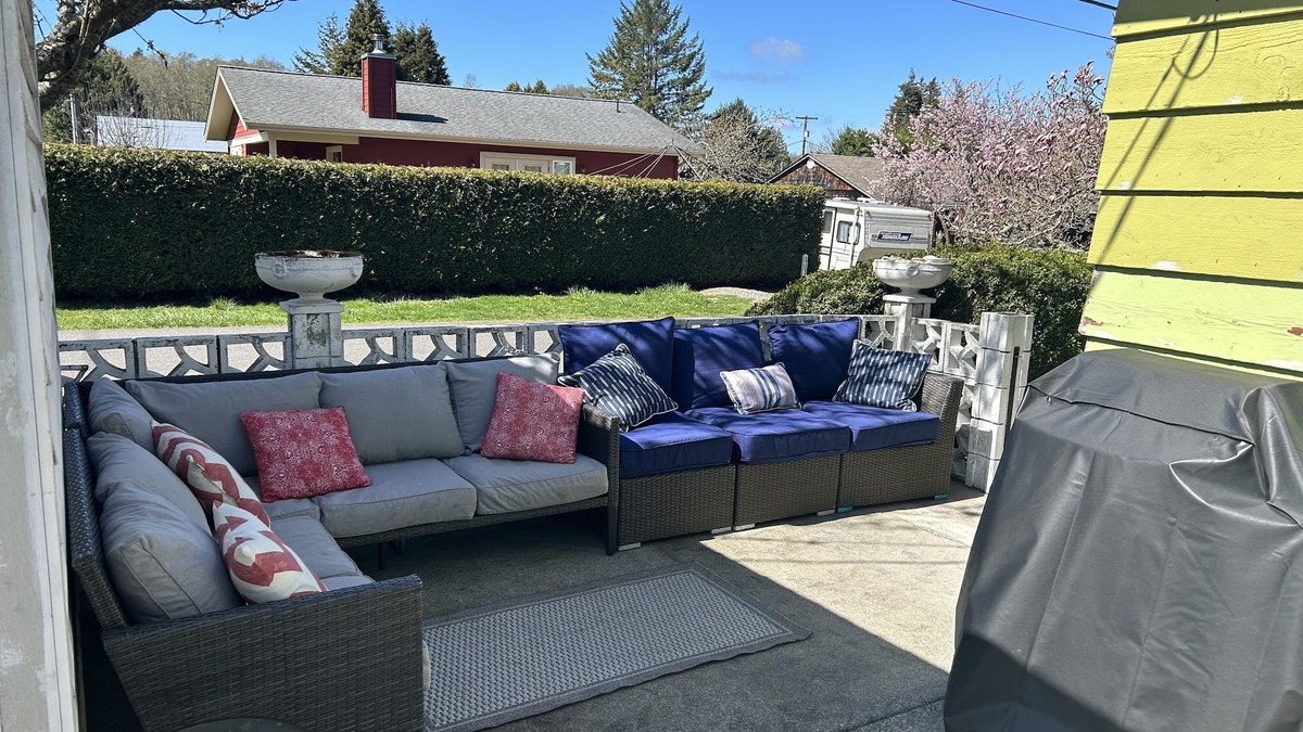 Point Roberts Cottage | Wine Down - Perfect Family getaway! 2 minutes from the beach!