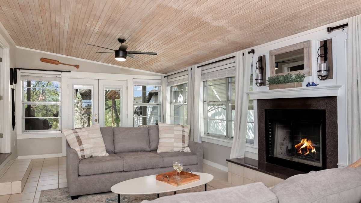 Stonewall House | Wine Down River | 2/2, sleeps 8 | Hot tub, pet friendly, river access, kayak & fish!