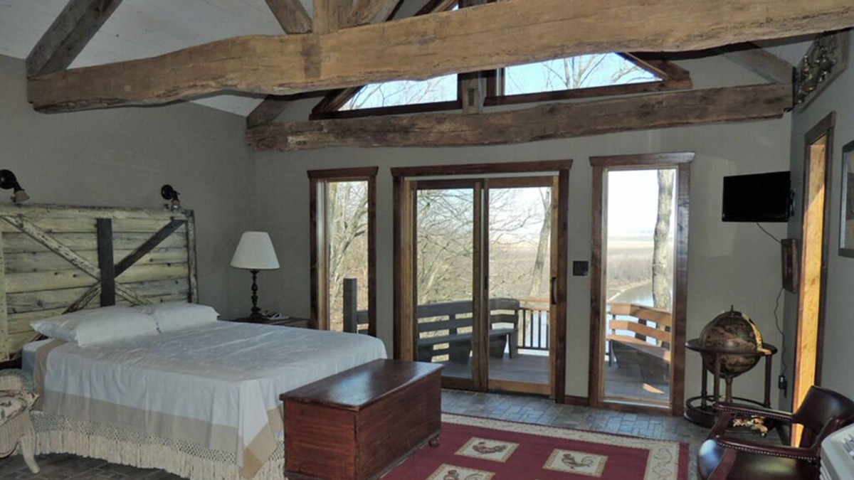 Treloar Bed & Breakfast | Wine Haus: charming cottage with breathtaking views of the Missouri River!
