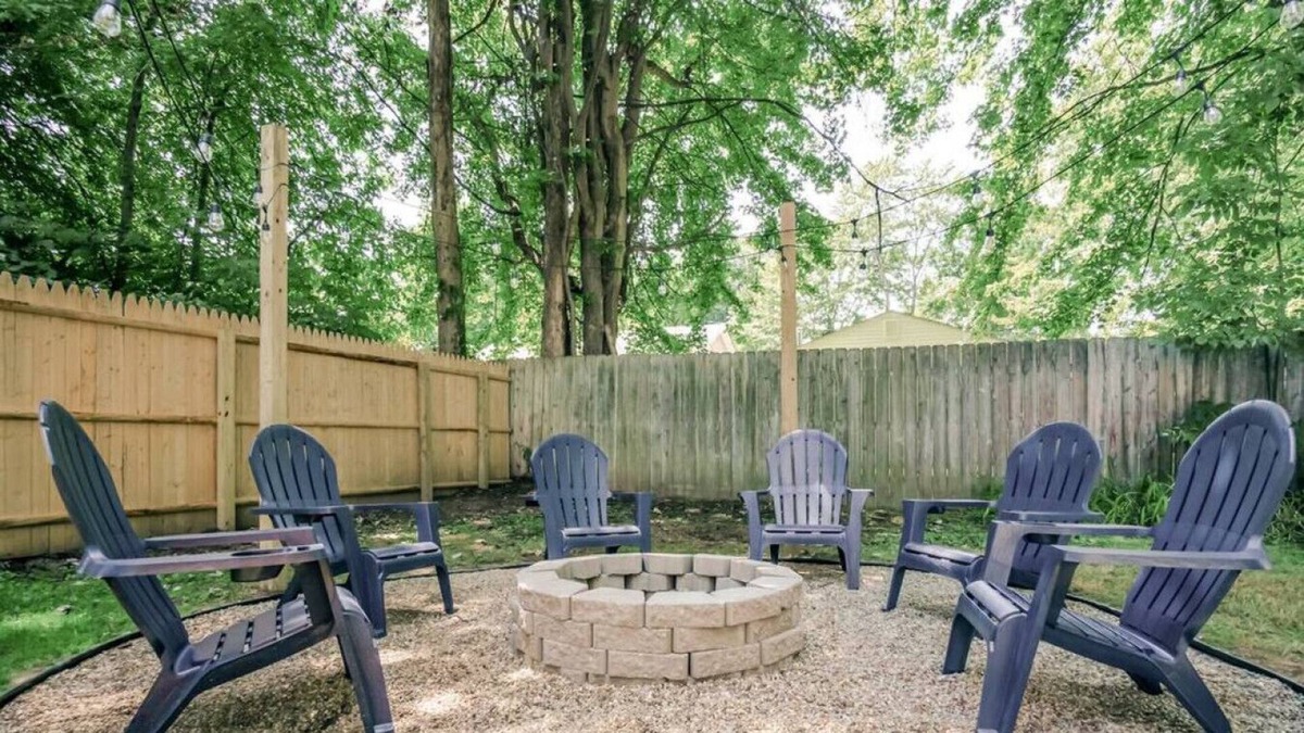 Lake Breeze Park Cottage | Wine Tour|Lake Erie|Cleveland| Geneva|Fire pit