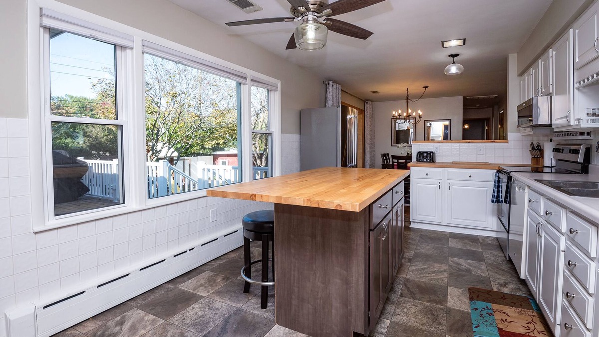 Baroda House | Wine Trail & Beach Getaway w/hot tub & Pool - Close to Weko Beach & Round Barn