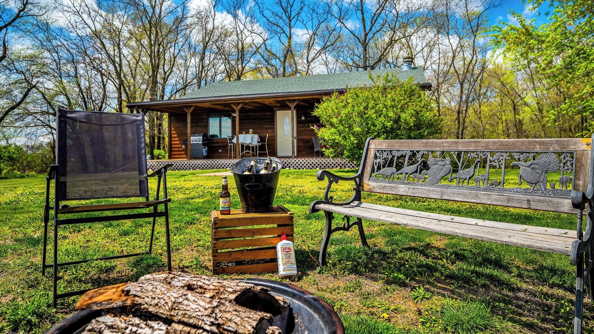 Adrian Cabin | Wine & Vinyl Vacation Home ~ Wine, Vinyl Records, Popcorn Machine, Private Deck