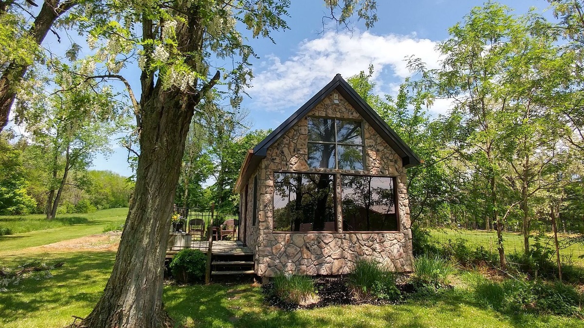 Hallsville Cabin | Winery Romantic Cabin for Two. Close to Hocking Hills with Guided Wine Tasting!