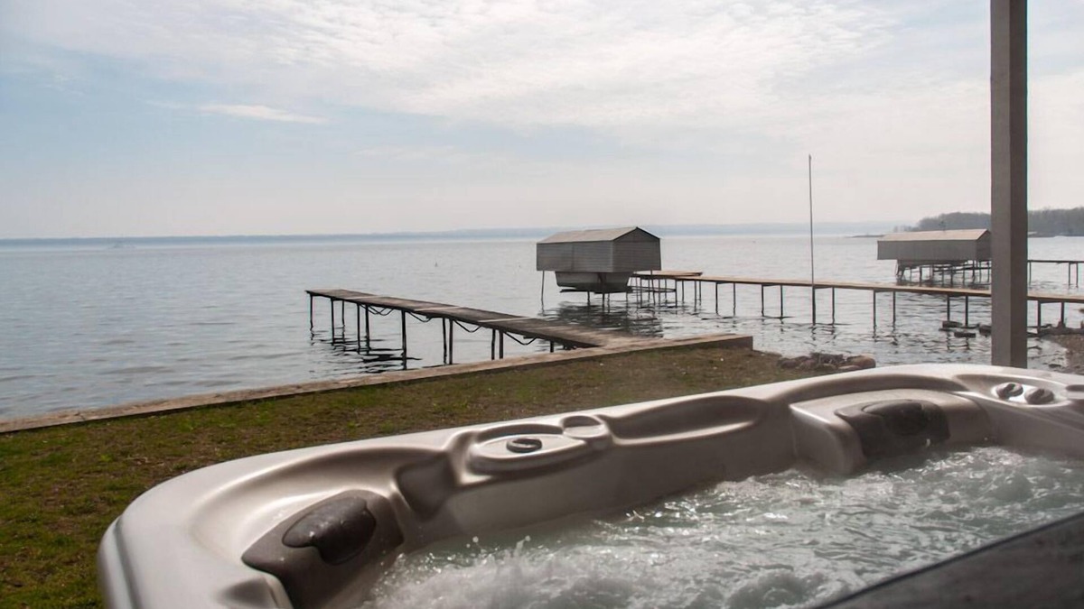 Dresden Cottage | Winey Duck Cottage:" Pet Friendly Contemporary w/Hot Tub on Seneca Wine Trail