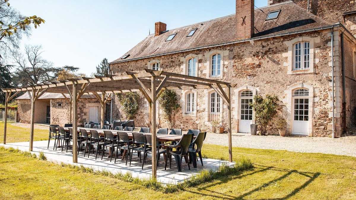 Longuefuye House | Wing of an eighteenth castle, private heated pool