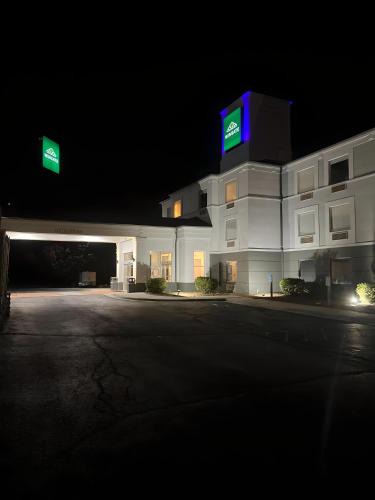 Dublin Hotel | Wingate by Wyndham I-81 Exit 101- Newly Renovated