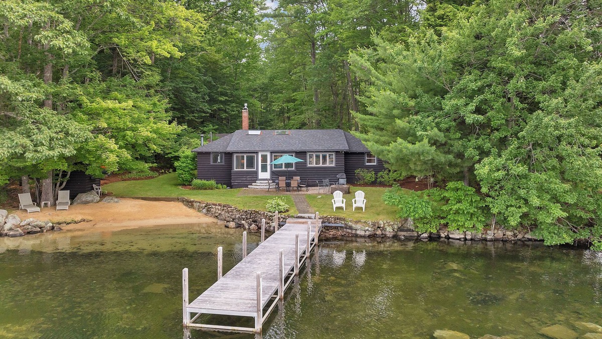 Meredith House | Winnipesaukee Log Home Sand Beach South Exposure Views Sleeps 8