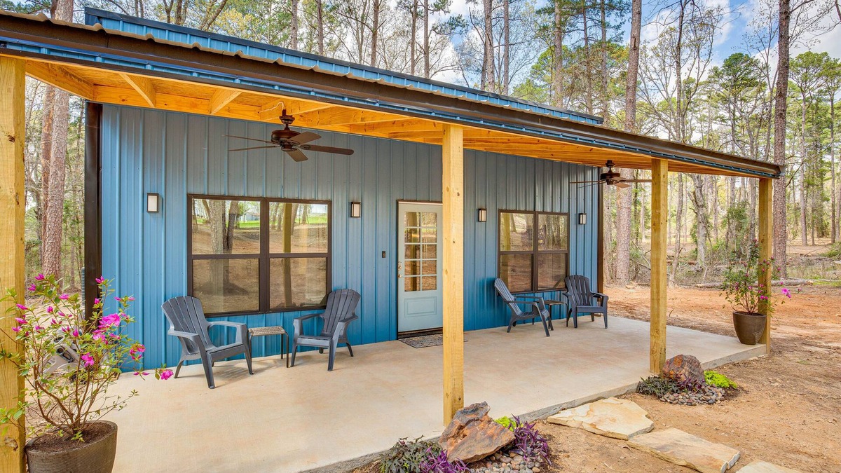 Winnsboro House | Winnsboro Barndominium w/Fire Pit & Large Deck!