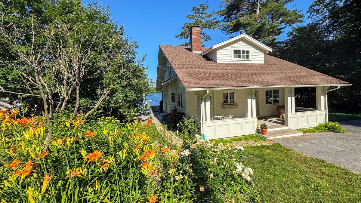 Prides Crossing Cottage | WINTER 2025 PROMO -Lakefront 2 Bed/3 bath + Extra Bed off of living room