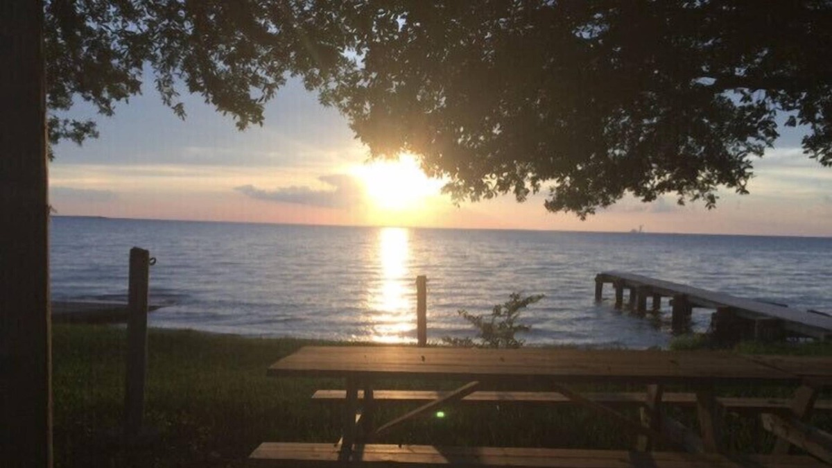 Moncks Corner House | Winter Beachfront Lakehouse w beautiful sunsets. Short term monthly rentals.