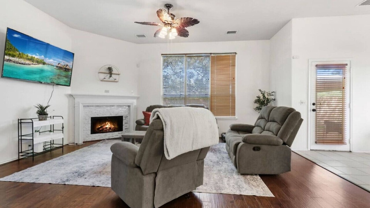 Cinco Ranch House | Winter Cozy Stay: Family & Corporate Friendly