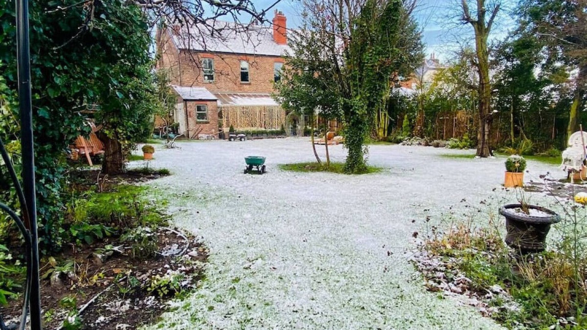 Huyton House | Winter Escape with heated pool