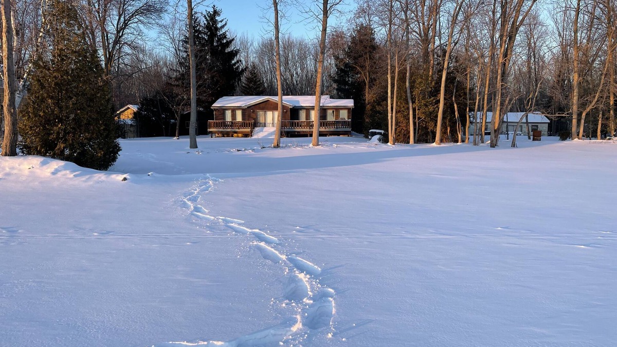 Ramara Cottage | Winter & Fall Getaway - Pvt 120’Shoreline w/direct Lake Access - Snowmobiling