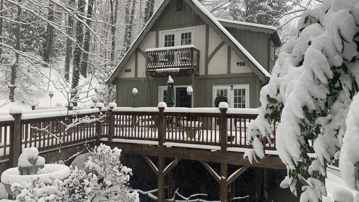 Maggie Valley Cottage | Winter Getaway 4-bedroom cottage just 10 minutes from Cataloochee Ski Area
