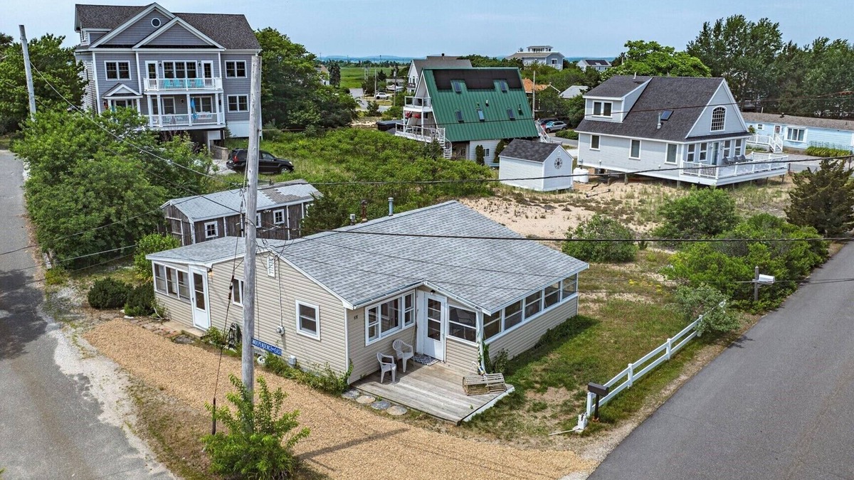 Newbury Cottage | WINTER RENTALS NOW ACCEPTED! Summer Cottage Fun! Minutes from the Beach