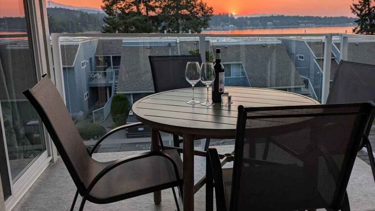 Regional District of Nanaimo Apartment | Winter Waves Retreat Oceanview & Fire Tables