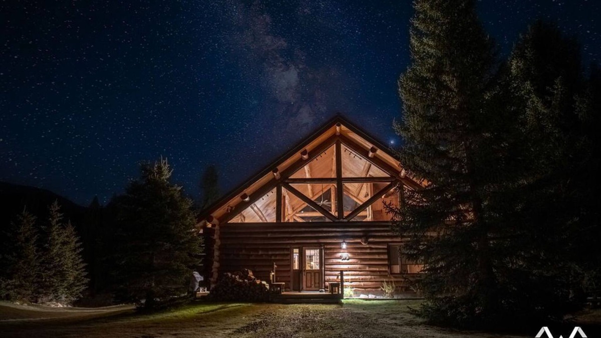 Gallatin Gateway Cabin | Winter Wonderland Cabin! Sleeps 12! Awesome Hot Tub and Fireplace!