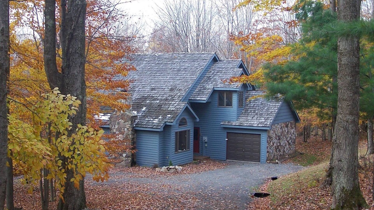 Old Timberline House | Wintercadence - 233 Ridge RoadnnWintercadence - Lake Privileges! Hot Tub! Open Concept Living!