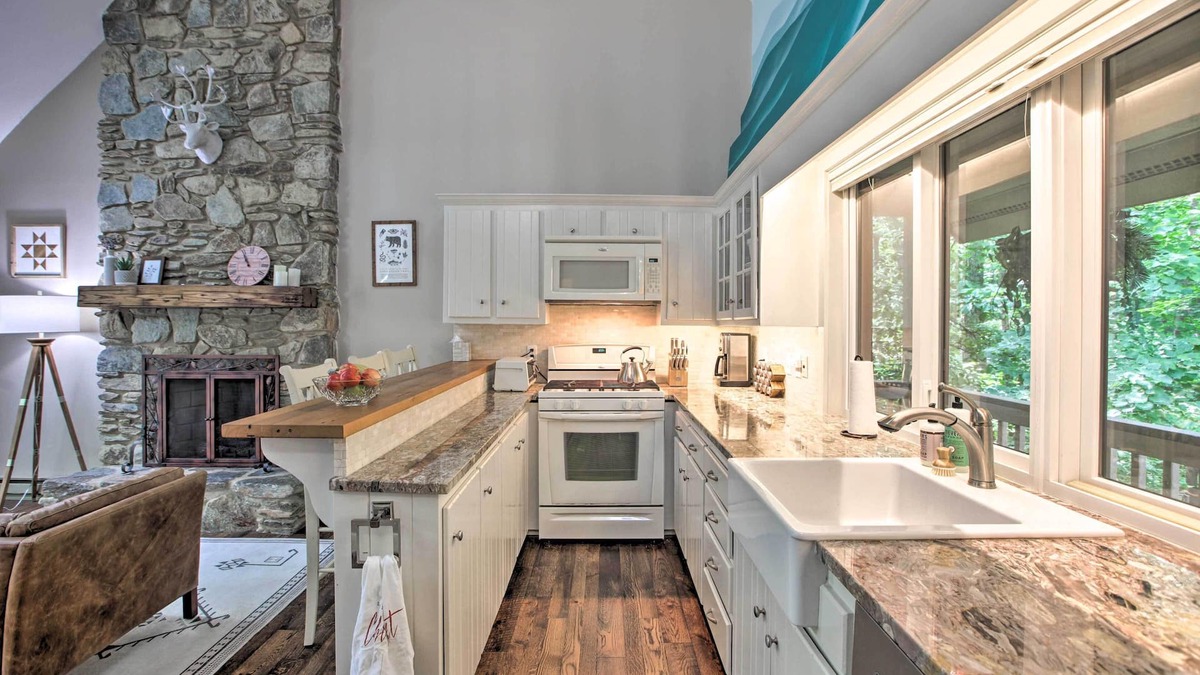 Treeloft Cottage | Wintergreen Resort Home w/2 Decks + Ski Access!
