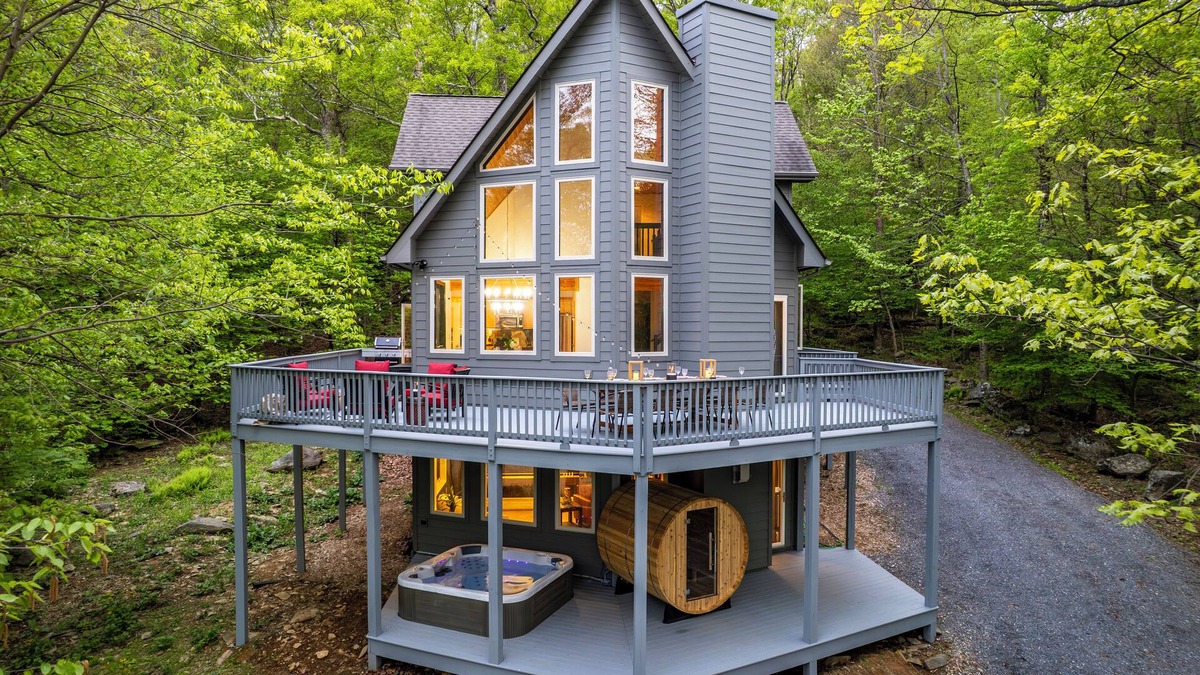 Chestnut Springs House | Wintergreen 5BR with Hot Tub, Sauna, Firepit