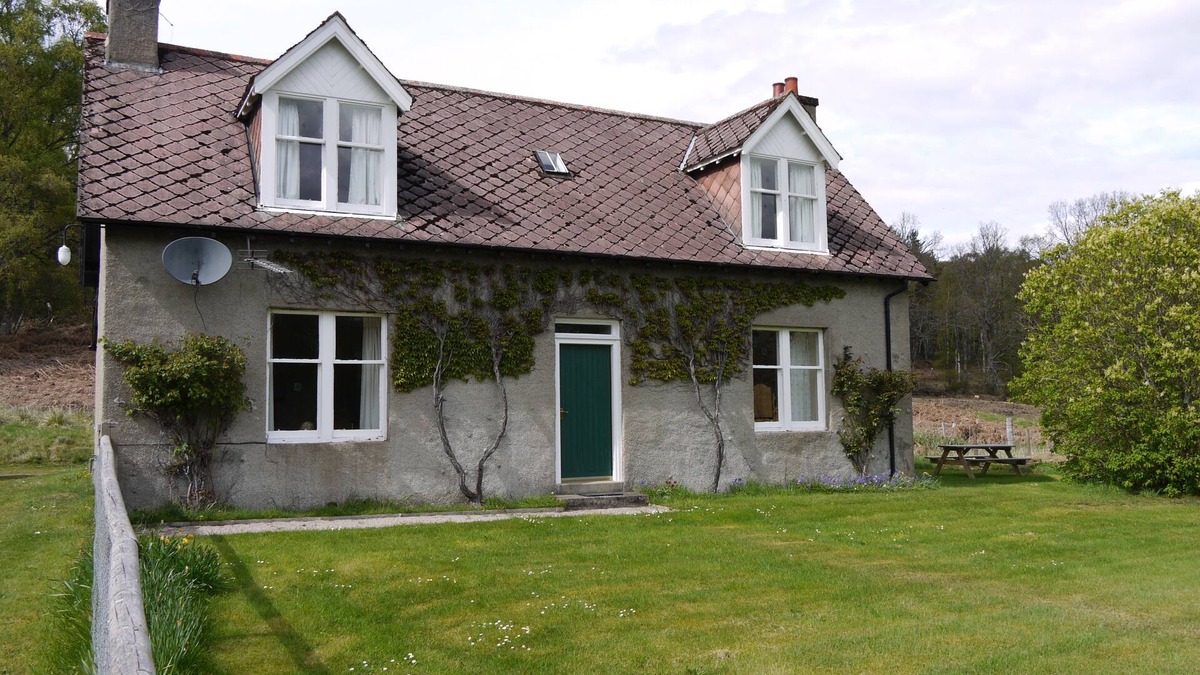 Logie Coldstone House | Wisdomhowe is a traditional cottage, surrounded by a birch woodland.