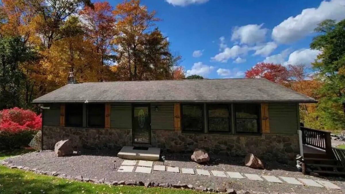 McHenry House | Wisp-ering Hideaway: 5 min to Wisp, covered hot tub, 2 firepits, Dogs, Arcade!