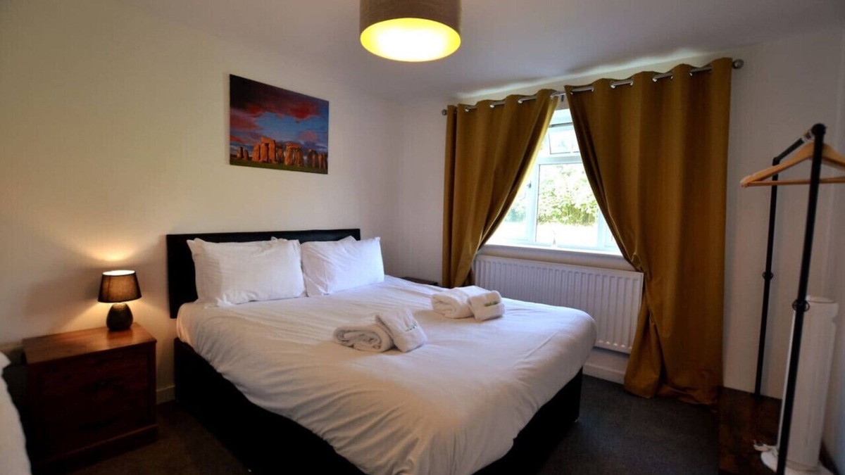 Salisbury House | Wisteria 2 bed House – Stayseekers