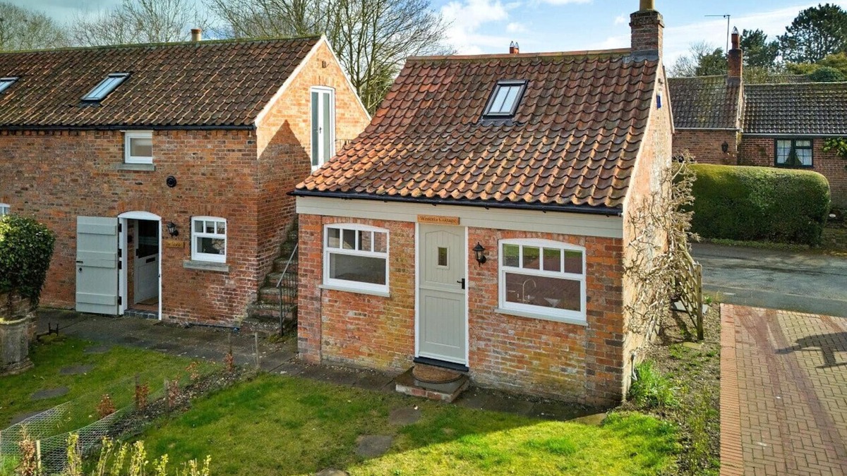 Horncastle Cottage | Wisteria at the Rookery