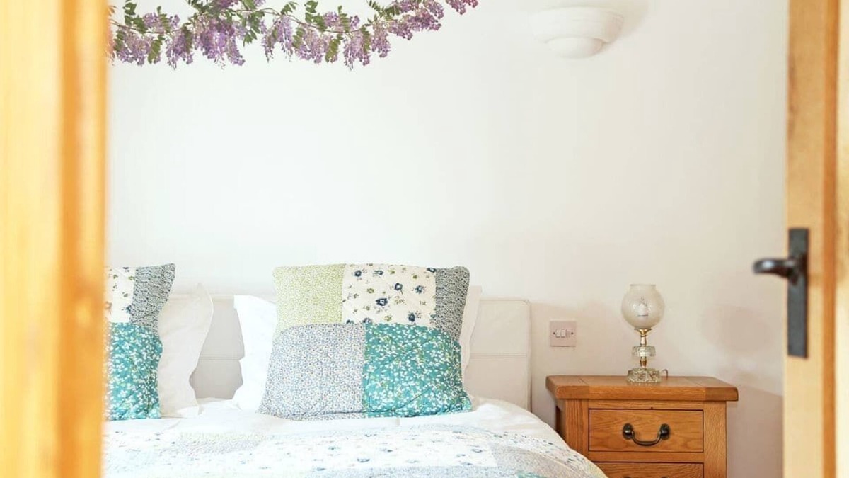 Selsted Cottage | Wisteria Cottage, Hoad Farm, Acrise, Folkestone, Kent