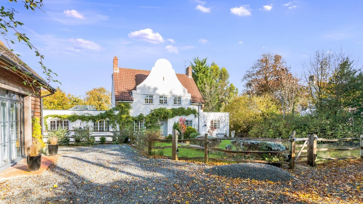 Henfield House | Wisteria House- Pretty country home dog friendly on request