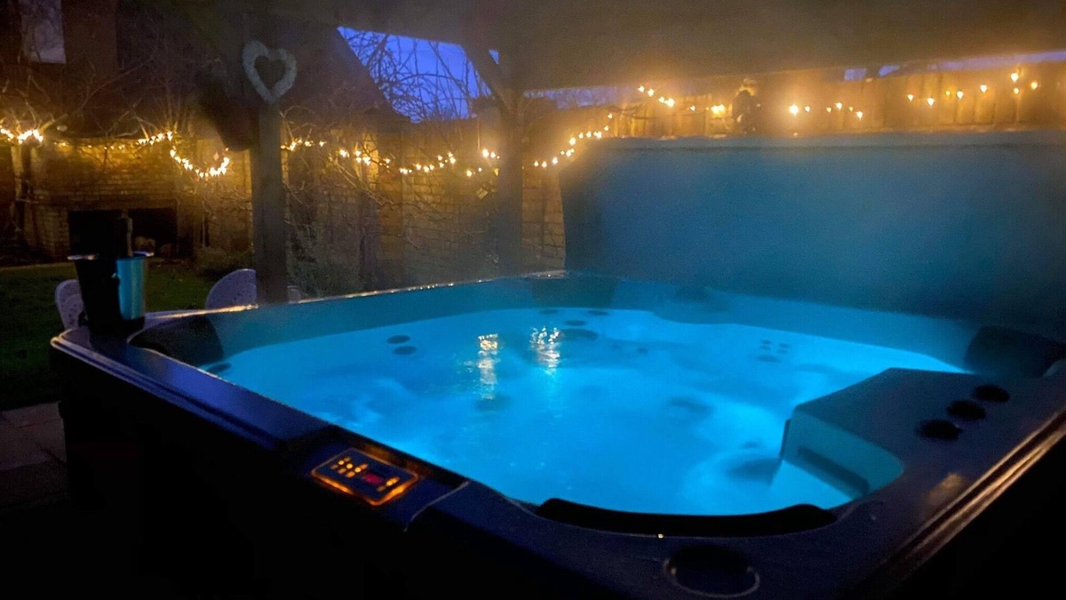 Hollym House | Wisteria lodge Beautiful cottage with hot tub , summer availability,beach wifi