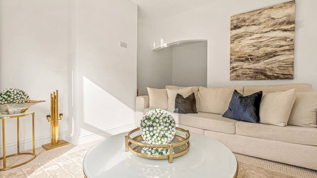 Runnymede House | Wisteria Way in Virginia Water