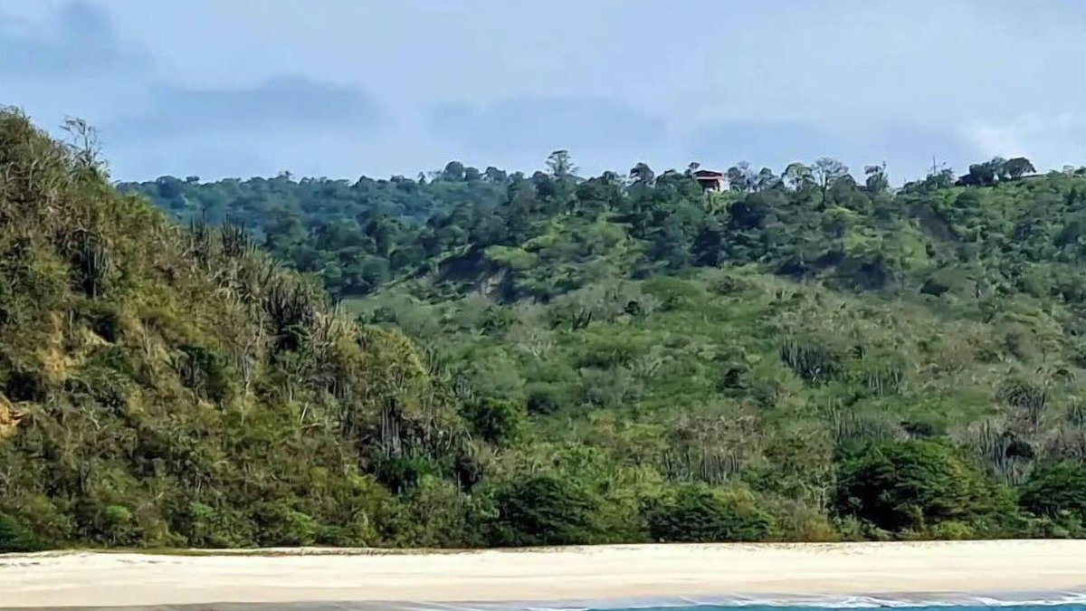 Puerto Lopez House | with 360 degree view of national park beach and forest